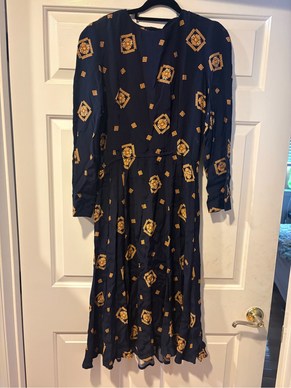 Vintage Liz Clairbone Dresses gold pattern midi dress with a matching belt